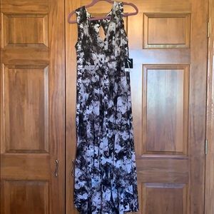 Vera Wang sleeveless V-neck Highlow dress.